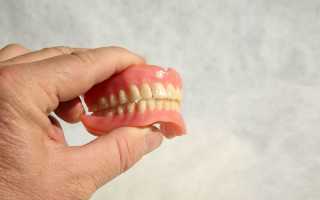 Что делать, если съемные зубные протезы болтаются?